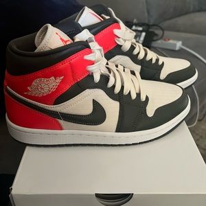 Air Jordan 1 Mid SE